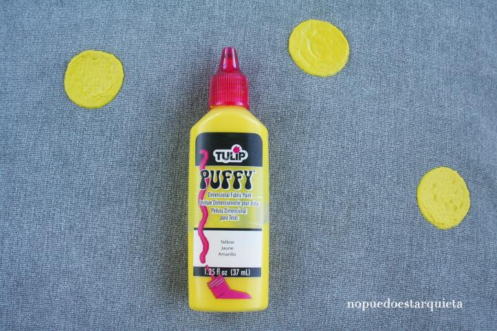 Cojín decorado con pintura para tela. Pintura para textil con efecto 3D.