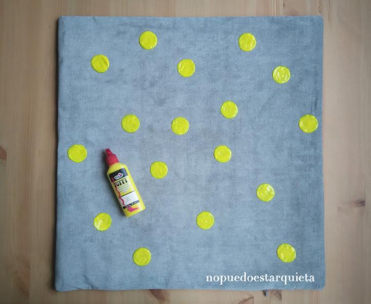 Cojín decorado con pintura para tela. Pintura para textil con efecto 3D.