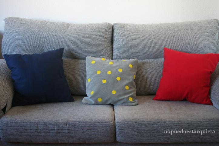 Cojín decorado con pintura para tela. Pintura para textil con efecto 3D.