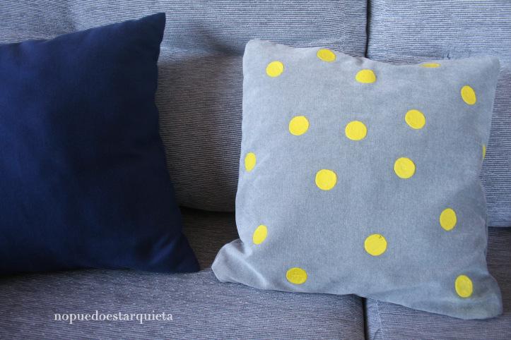 Cojín decorado con pintura para tela. Pintura para textil con efecto 3D.