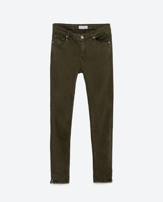 Pantalón pitillo verde ZARA. 29,95€
