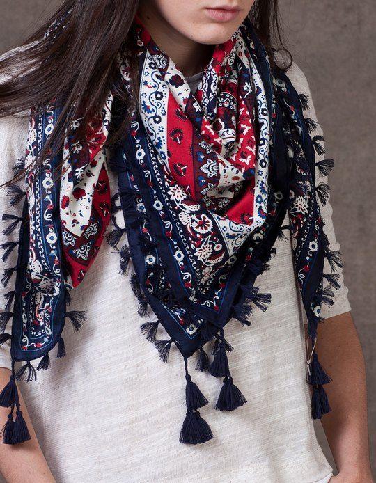 Foulard azul STRADIVARIUS. 12,95€