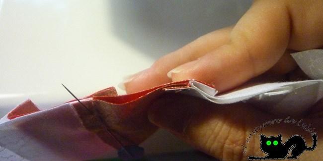 Encajamos las costuras y sujetamos con alfileres