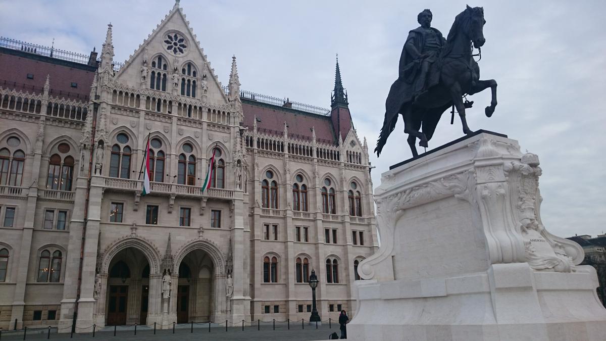 budapest-lateraldelparlamento