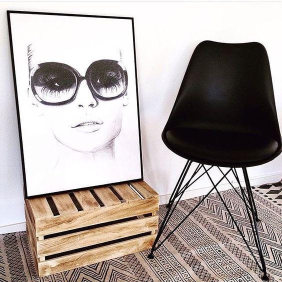 07 cuadros y silla como decoracion