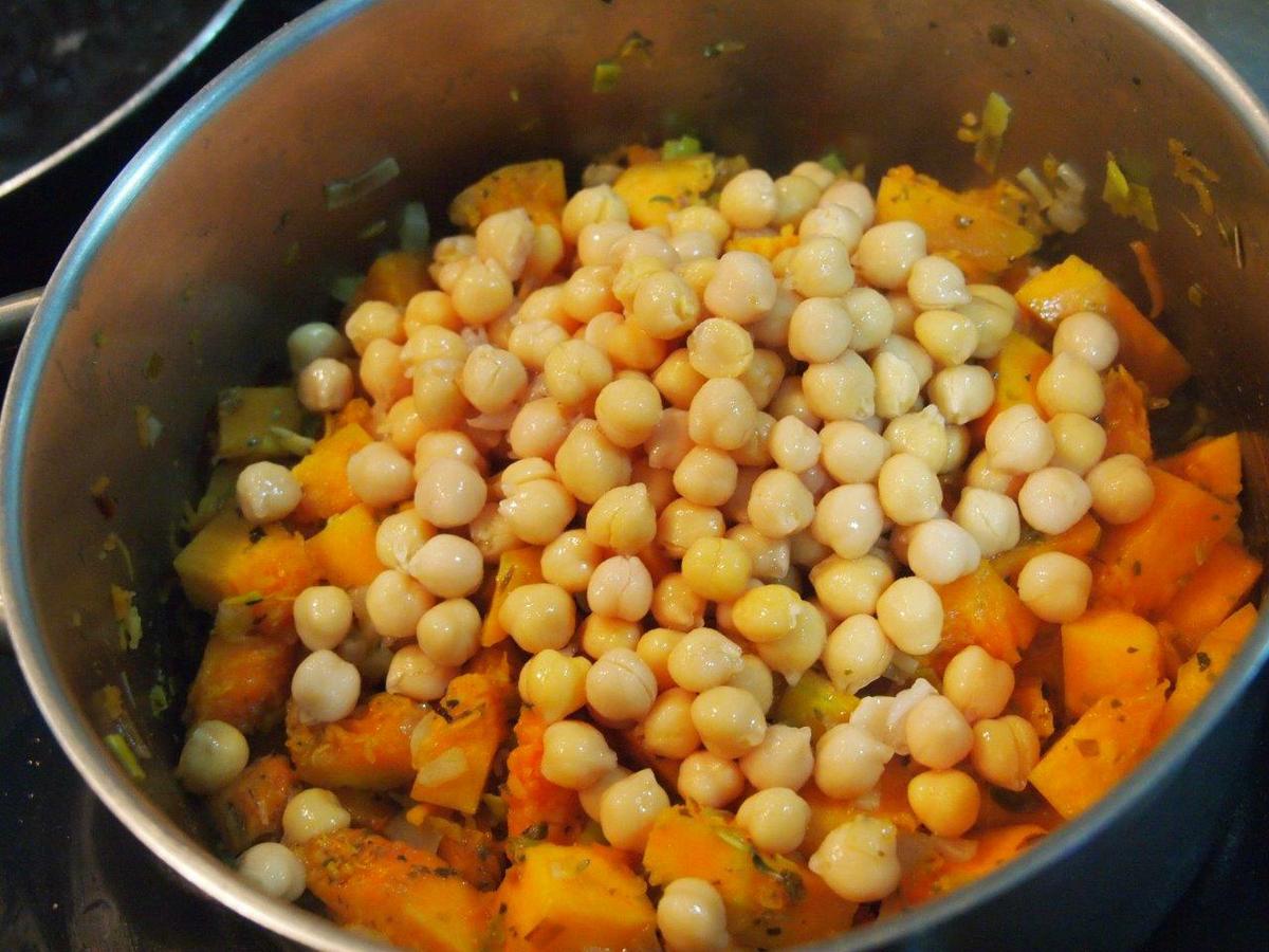 Crema de calabaza, garbanzos y flores de coliflor