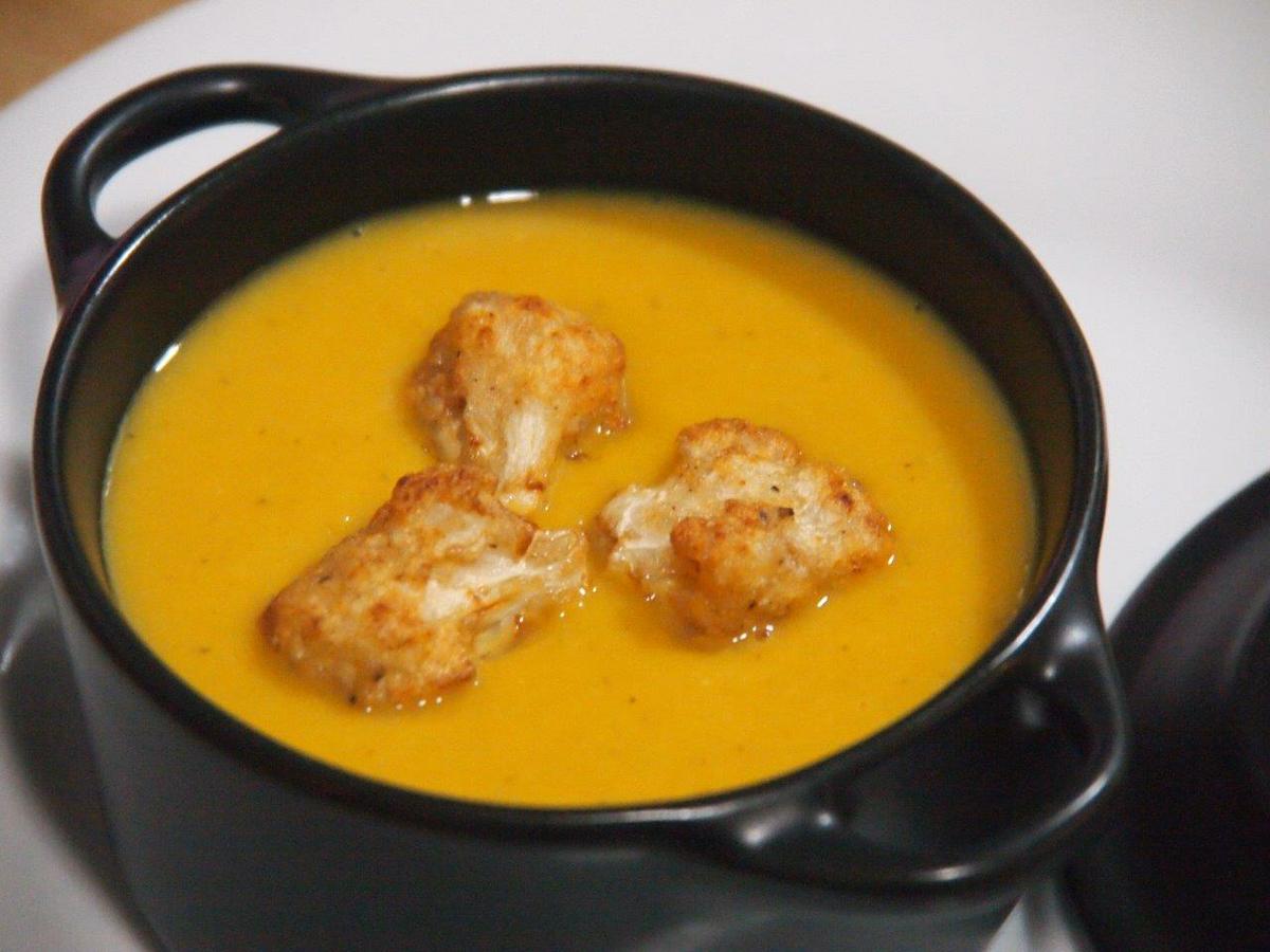 Crema de calabaza, garbanzos y flores de coliflor