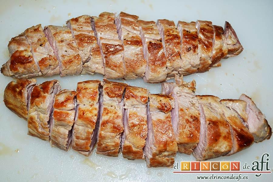 Solomillo de cerdo en salsa de naranjas y jengibre, cortar los solomillos en medallones no muy gruesos