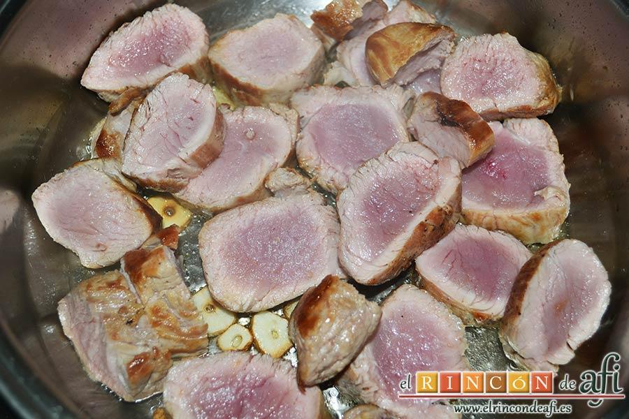 Solomillo de cerdo en salsa de naranjas y jengibre, añadirlos a la cacerola