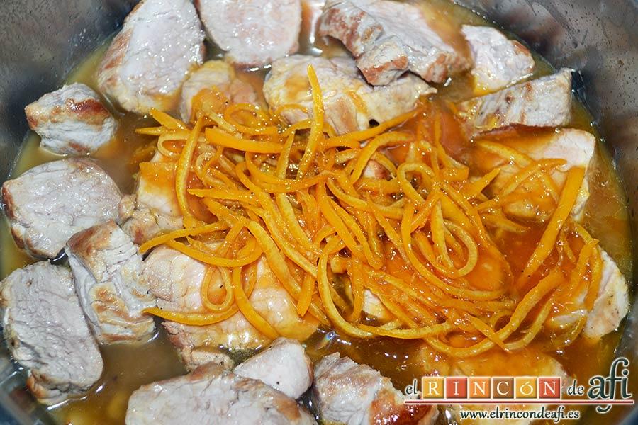 Solomillo de cerdo en salsa de naranjas y jengibre, volcar la salsa por encima tras retirar el jengibre