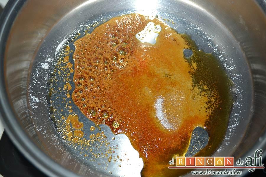 Solomillo de cerdo en salsa de naranjas y jengibre, retirar el azúcar del fuego una vez caramelizado