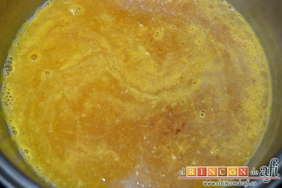 Solomillo de cerdo en salsa de naranjas y jengibre, añadir con cuidado el zumo