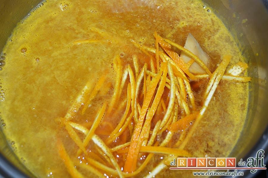 Solomillo de cerdo en salsa de naranjas y jengibre, poner al fuego y añadir la cáscara y el jengibre