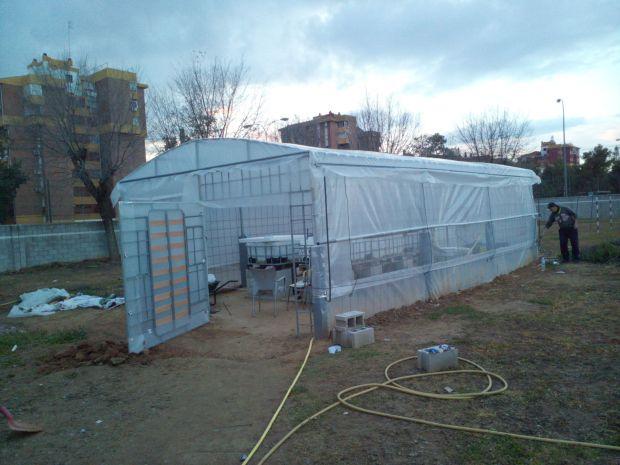 Invernadero construido con materiales reciclados
