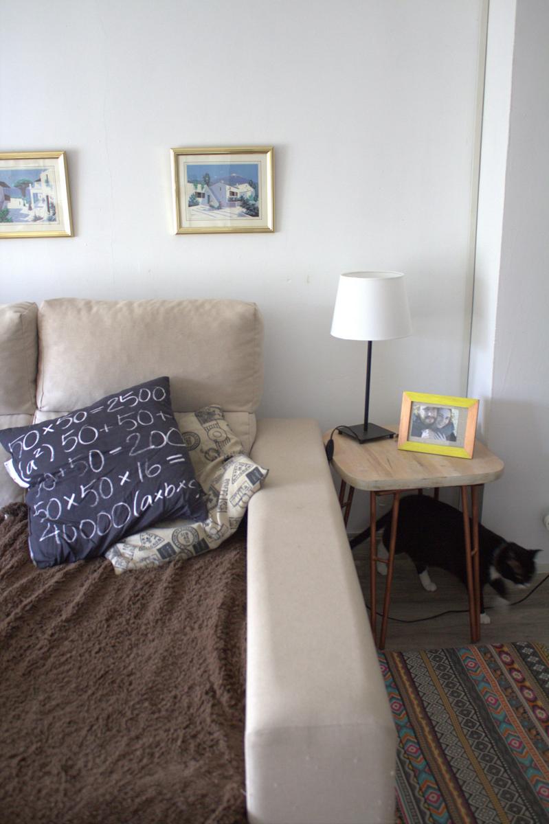 decorar con amarillo - mesa auxiliar