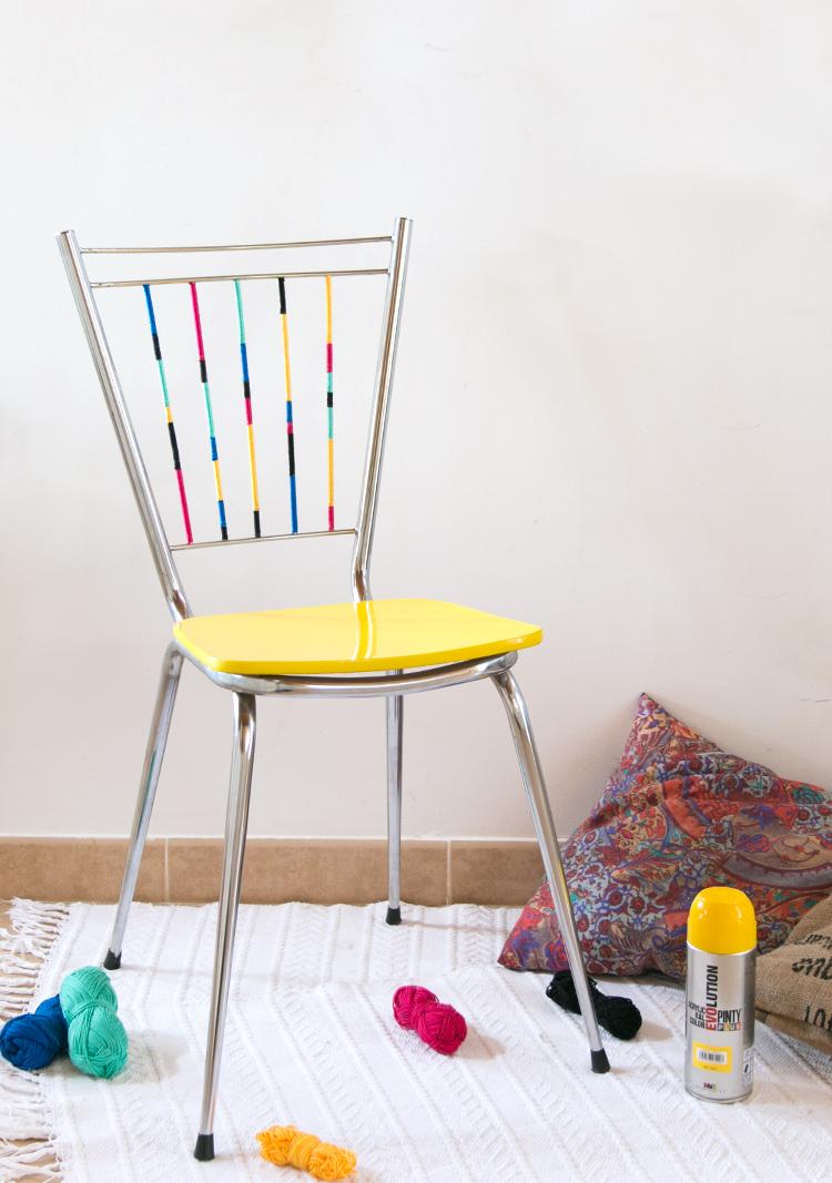 silla amarilla con spray