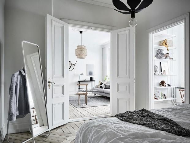 dormitorio con 2 puertas