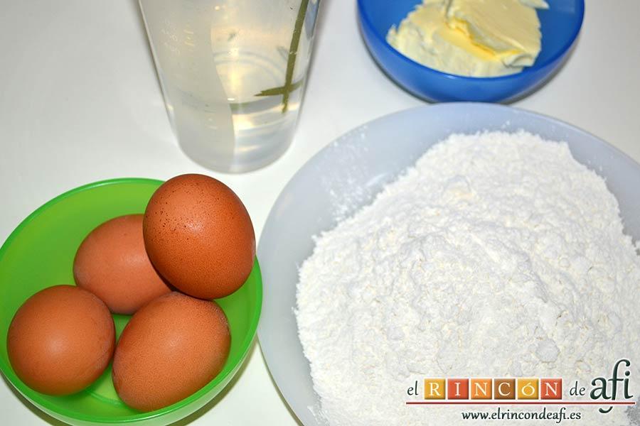 Profiteroles rellenos de nata (crema de leche) y cubiertos con chocolate, preparar los ingredientes los ingredientes para elaborar la pasta Choux