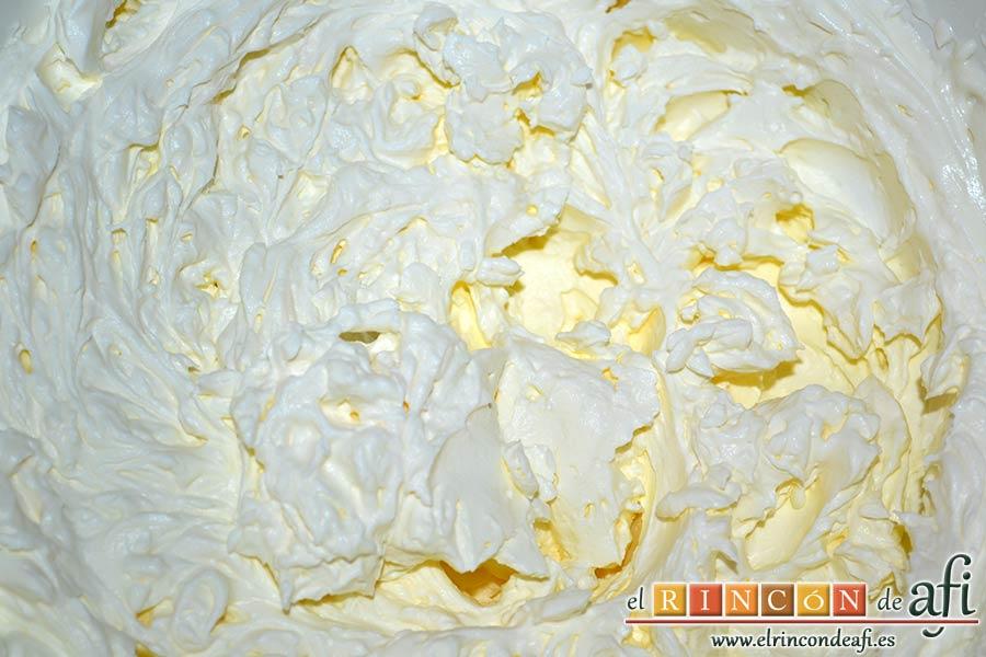 Profiteroles rellenos de nata (crema de leche) y cubiertos con chocolate, montar la nata (crema de leche) con el azúcar glass