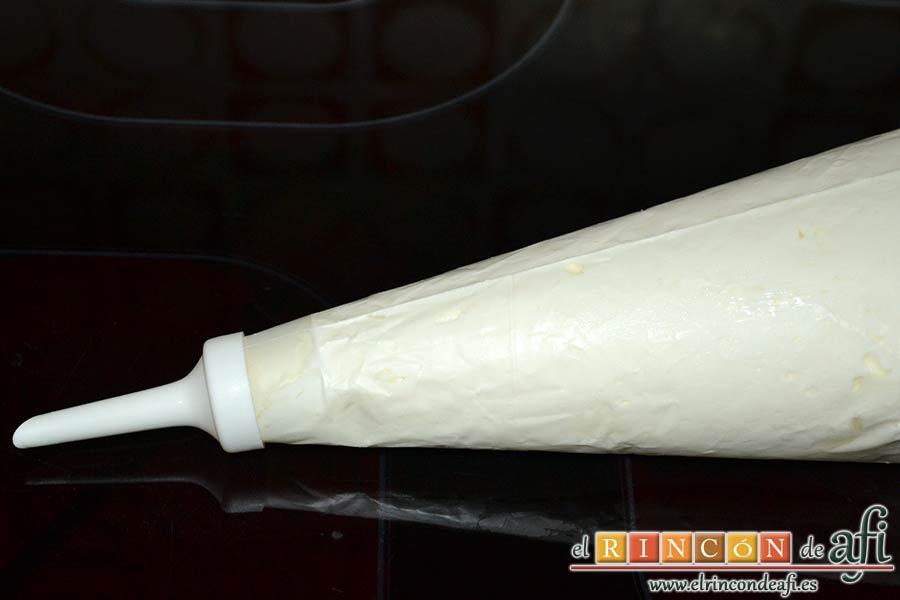 Profiteroles rellenos de nata (crema de leche) y cubiertos con chocolate, poner la nata (crema de leche) en una manga pastelera con la boquilla en forma de rizo