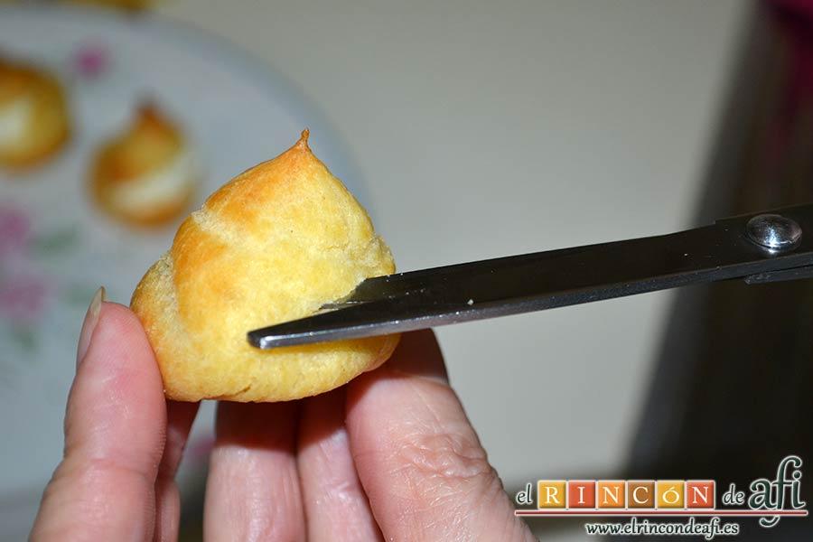 Profiteroles rellenos de nata (crema de leche) y cubiertos con chocolate, se pueden rellenar los profiteroles también haciéndoles un corte
