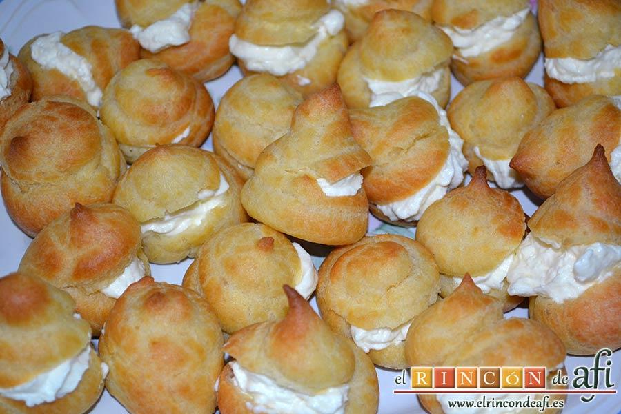 Profiteroles rellenos de nata (crema de leche) y cubiertos con chocolate, rellenarlos y meter en nevera hasta el momento de comer