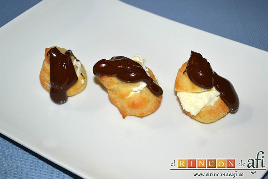 Profiteroles rellenos de nata (crema de leche) y cubiertos con chocolate, sugerencia de presentación