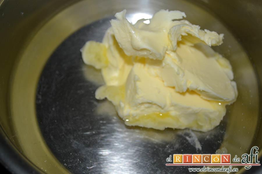 Profiteroles rellenos de nata (crema de leche) y cubiertos con chocolate, poner en un calentador el agua con la mantequilla, la pizca de sal y la cucharadita de azúcar