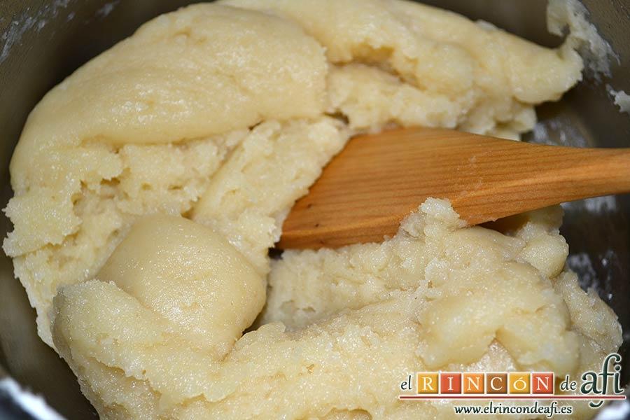 Profiteroles rellenos de nata (crema de leche) y cubiertos con chocolate, mezclar hasta que las paredes del calentador queden limpias