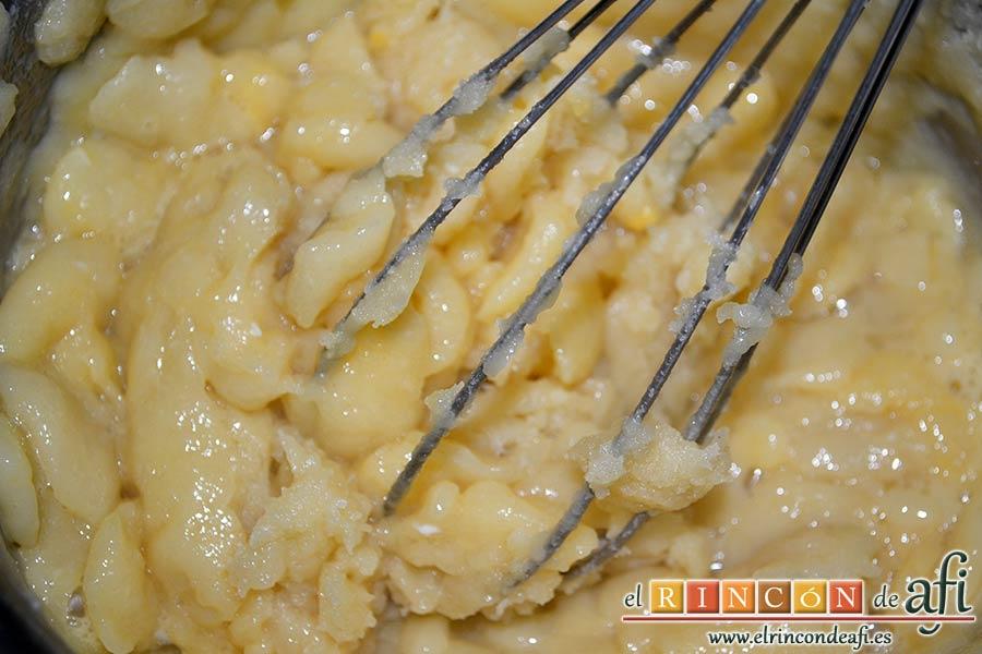 Profiteroles rellenos de nata (crema de leche) y cubiertos con chocolate, dejar que atempere la masa y añadir los huevos uno a uno