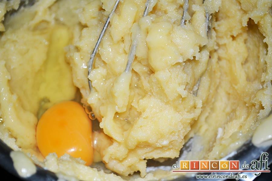 Profiteroles rellenos de nata (crema de leche) y cubiertos con chocolate, repetir hasta haber acabado con los 4 huevos