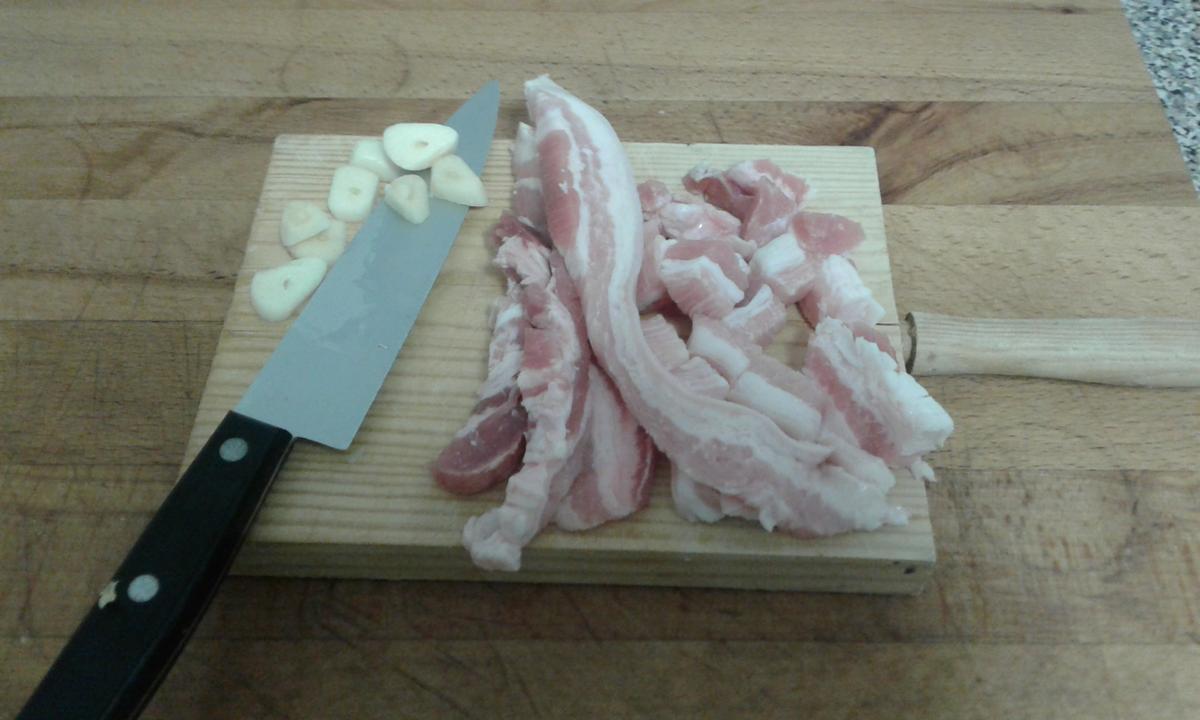 Ajos y panceta para trinxat de col