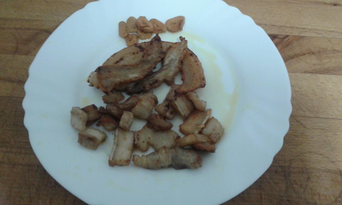 Ajo y panceta frita para trinxat de col