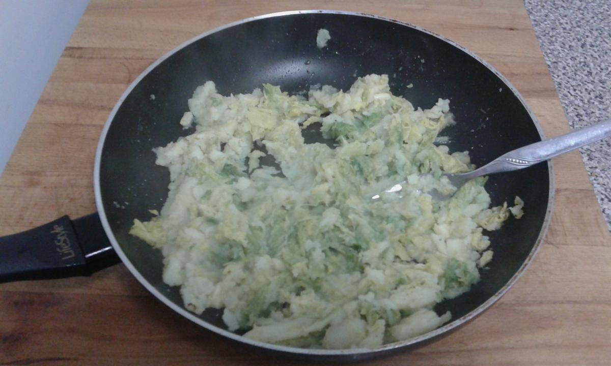 Chafamos la col y la patata para el trinxat de col