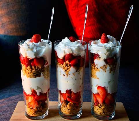 Mesa fresas con nata