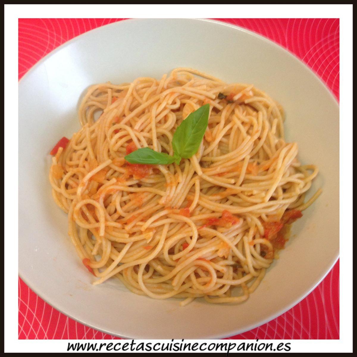 espaguetis con salsa de tomate y albahaca