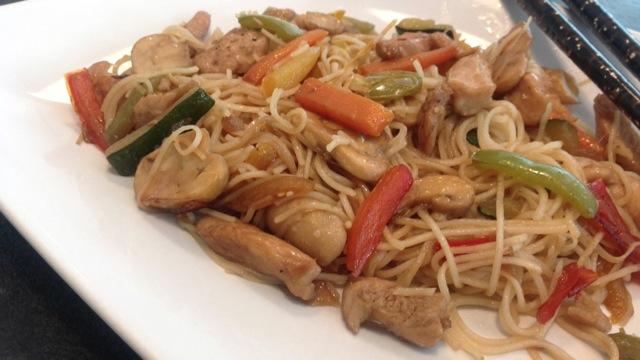 Fideos chinos con pollo y verduras