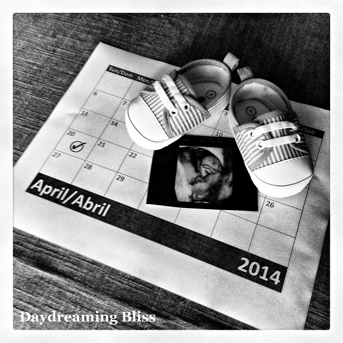 Ideas para anunciar el embarazo erogaría sobre la tripa de mamá en www.madreyblogger.com