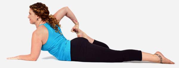 Postura de yoga Ardha Mandukasana