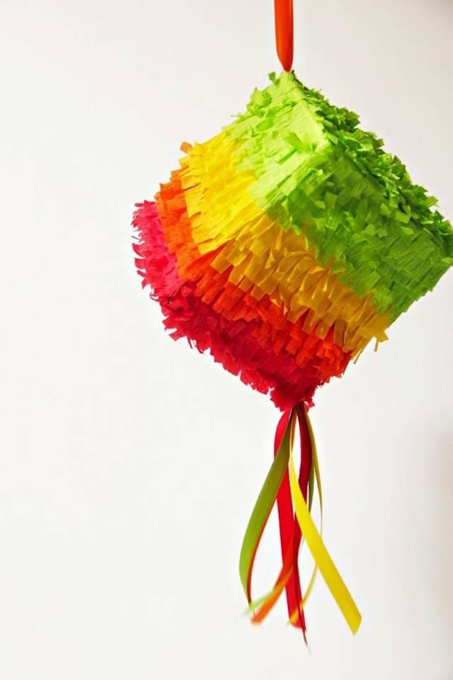 Piñata con forma cúbica