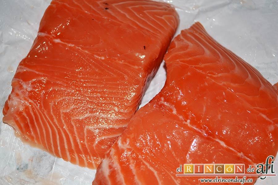 Buñuelos de salmón, pedimos al pescadero que nos corte 2 lomos de salmón quitándoles la piel y las espinas