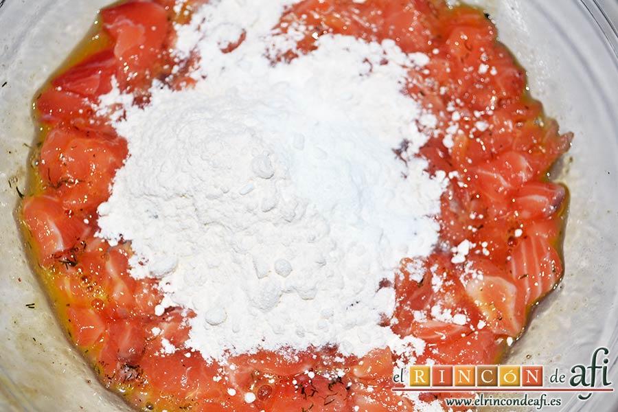 Buñuelos de salmón, tras remover, añadir la harina y la levadura