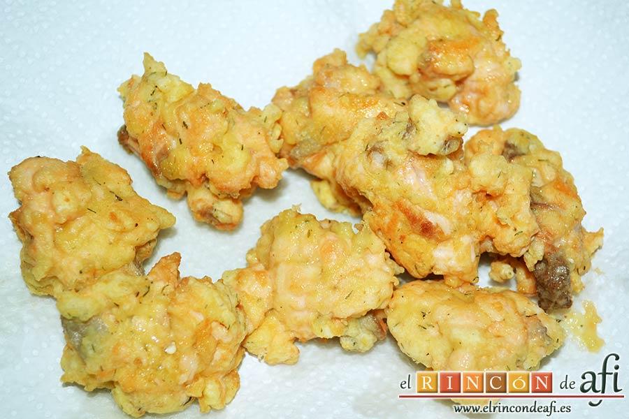 Buñuelos de salmón, poner sobre papel absorbente