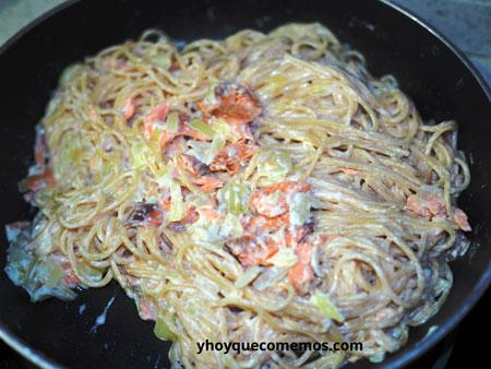 mezclar-la-pasta-con-la-salsa