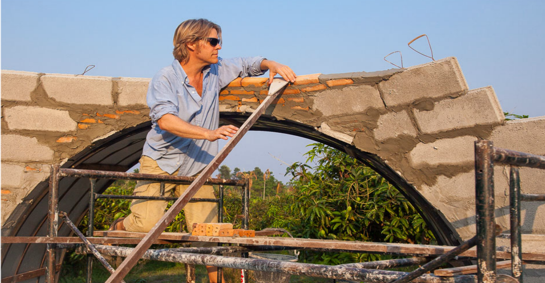 A est&eacute; hombre le llevo solo seis semanas y 9000$ en construir la casa de sus sue&ntilde;os