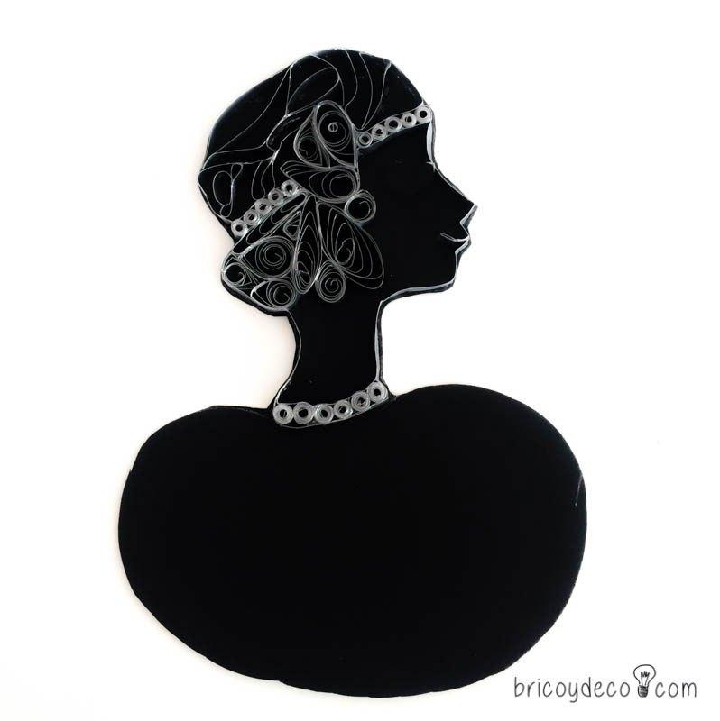 figura quilling sobre base de cartulina