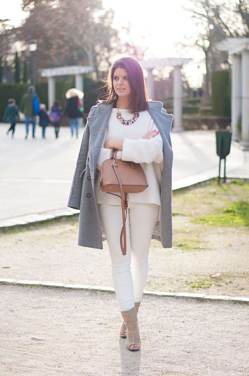 look pantalon blanco en invierno
