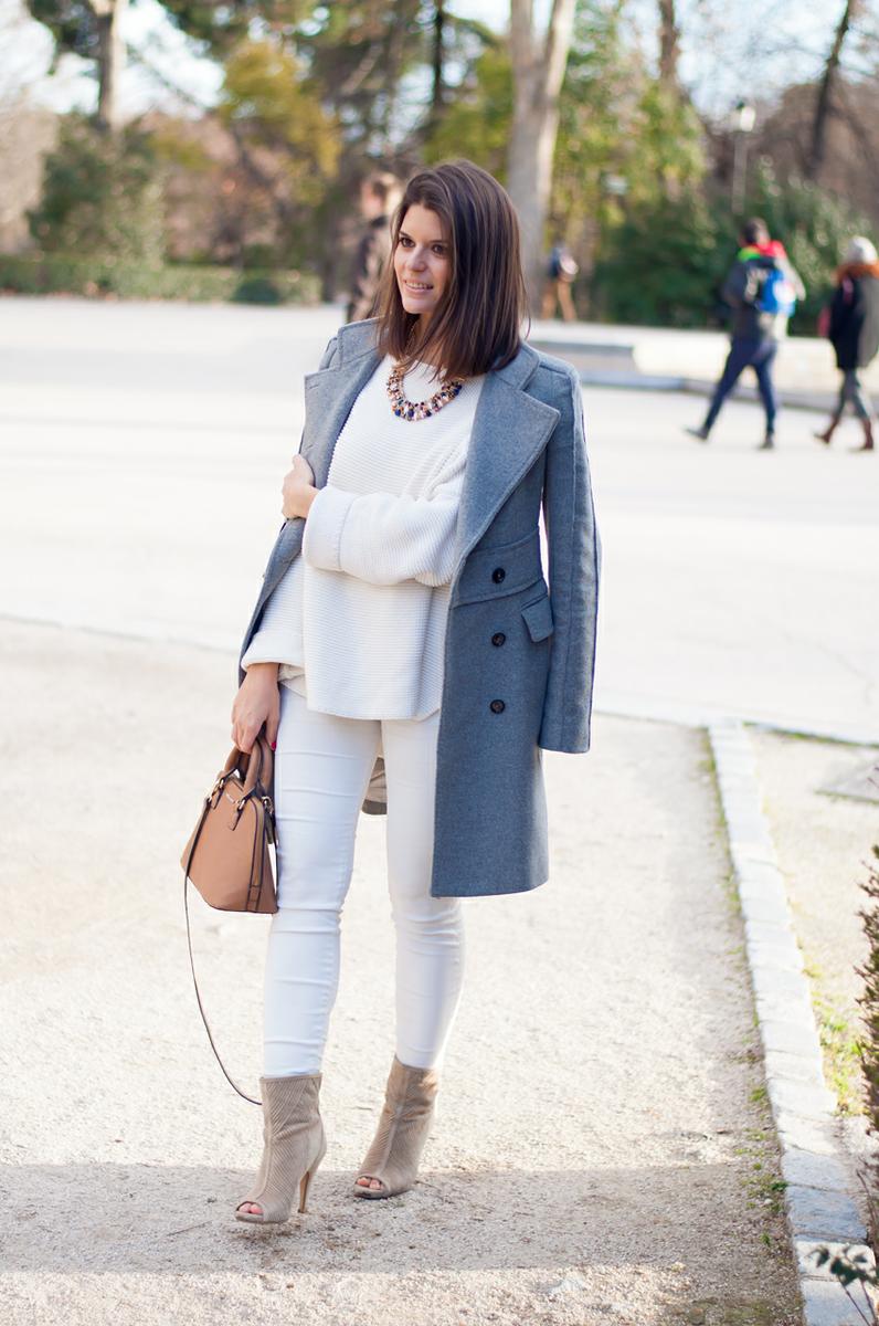 look pantalon blanco en invierno