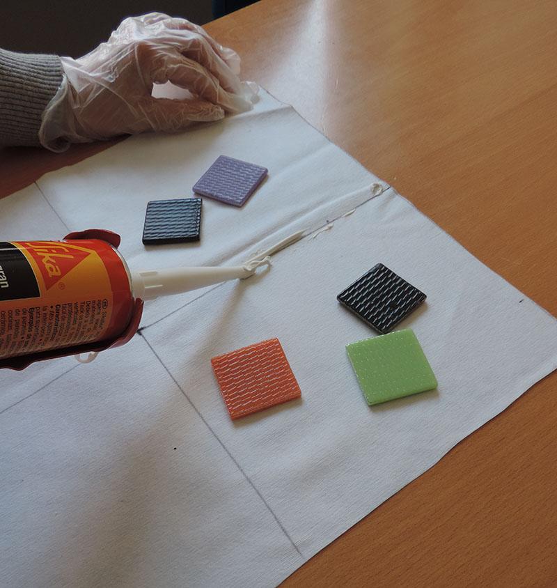 mantel individual con teselas poner adhesivo