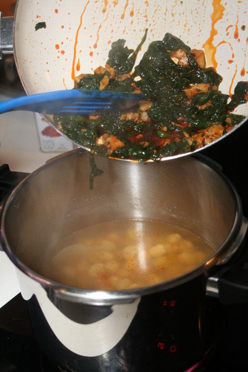 Echar-las-espinacas-a-los-garbanzos